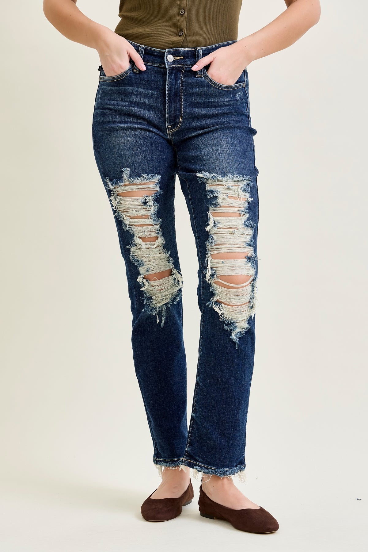 Lisse Mid Rise Ripped Straight Fit Jeans